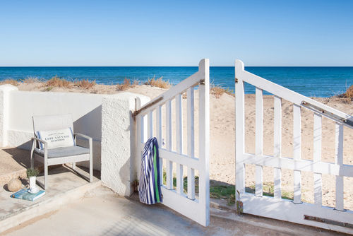 Mi Casita 29 by homeprive Smuk luksusvilla i Denia, Costa Blanca, Spanien til 8 personer. Villaen er beliggende i et boligområde nær stranden, tæt på restauranter, barer og supermarkeder, og kun 25 meter fra stranden....