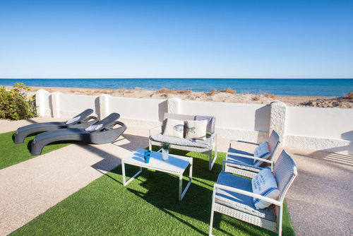 Mi Casita 29 by homeprive Magnifique villa de luxe à Denia, Costa Blanca, Espagne, pouvant accueillir 8 personnes. La villa est située dans un quartier résidentiel en bord de mer, à proximité de restaurants, bars et supermarchés, et à seulement 25 mètres de la plage....