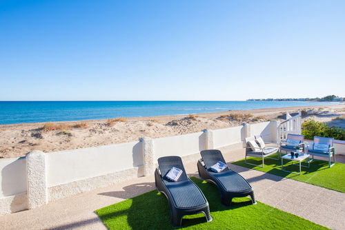 Mi Casita 29 by homeprive Vakker luksusvilla i Denia, Costa Blanca, Spania for 8 personer. Villaen ligger i et boligområde nær stranden, i nærheten av restauranter, barer og supermarkeder, og bare 25 meter fra stranden....