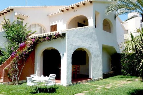 Cabañas 59 by homeprive Lejlighed i Denia, Costa Blanca, Spanien med fælles pool til 6 personer. Lejligheden ligger i et boligområde nær stranden, tæt på restauranter, barer og supermarkeder, og kun 25 m fra stranden....