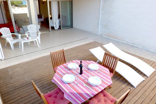 Tierra de Mar 60 by homeprive Smuk og komfortabel lejlighed med fælles pool i Denia, Costa Blanca, Spanien for 4 personer. Lejligheden ligger i et boligområde nær stranden, tæt på restauranter, barer og supermarkeder, og er kun 25 m fra stranden....