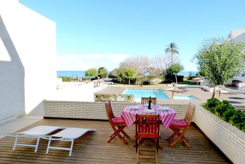 Tierra de Mar 60 by homeprive Smuk og komfortabel lejlighed med fælles pool i Denia, Costa Blanca, Spanien for 4 personer. Lejligheden ligger i et boligområde nær stranden, tæt på restauranter, barer og supermarkeder, og er kun 25 m fra stranden....
