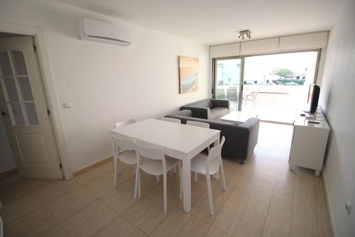Tierra de Mar 36 by homeprive Schöne und komfortable Wohnung in Denia, Costa Blanca, Spanien, mit einem Gemeinschaftspool für 6 Personen. Die Wohnung befindet sich in einem Wohngebiet nahe dem Strand, in der Nähe von Restaurants, Bars und Supermärkten, und nur 25 m vom Strand entfernt....