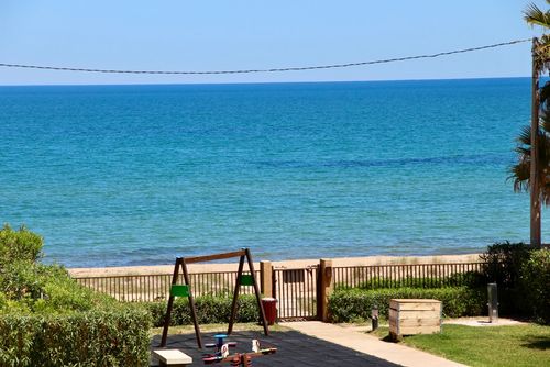 Tierra de Mar 41 by homeprive Smuk og komfortabel lejlighed i Denia, Costa Blanca, Spanien med en fælles pool til 6 personer. Lejligheden ligger i et boligområde tæt på stranden, nær restauranter, barer og supermarkeder, kun 25 meter fra stranden....