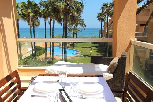 Flamingo 21 by homeprive Komfortabel lejlighed med fælles swimmingpool i Denia, Costa Blanca, Spanien for 4 personer. Lejligheden er beliggende i et boligområde tæt på stranden, restauranter, barer, supermarkeder, og kun 25 m fra stranden....