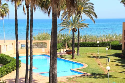 Flamingo 21 by homeprive Komfortabel lejlighed med fælles swimmingpool i Denia, Costa Blanca, Spanien for 4 personer. Lejligheden er beliggende i et boligområde tæt på stranden, restauranter, barer, supermarkeder, og kun 25 m fra stranden....