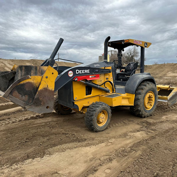 JD 210L Skip Loader