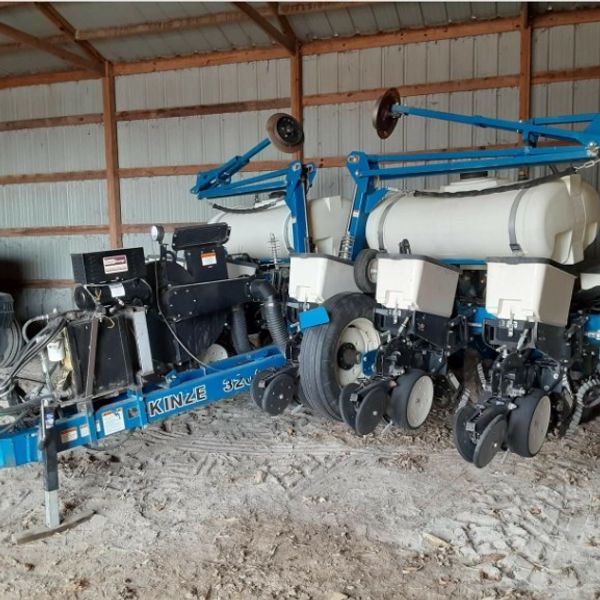 2011 KINZE 3200