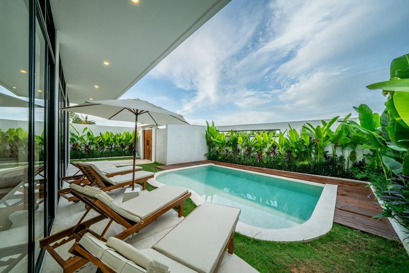 Omnia pool evening