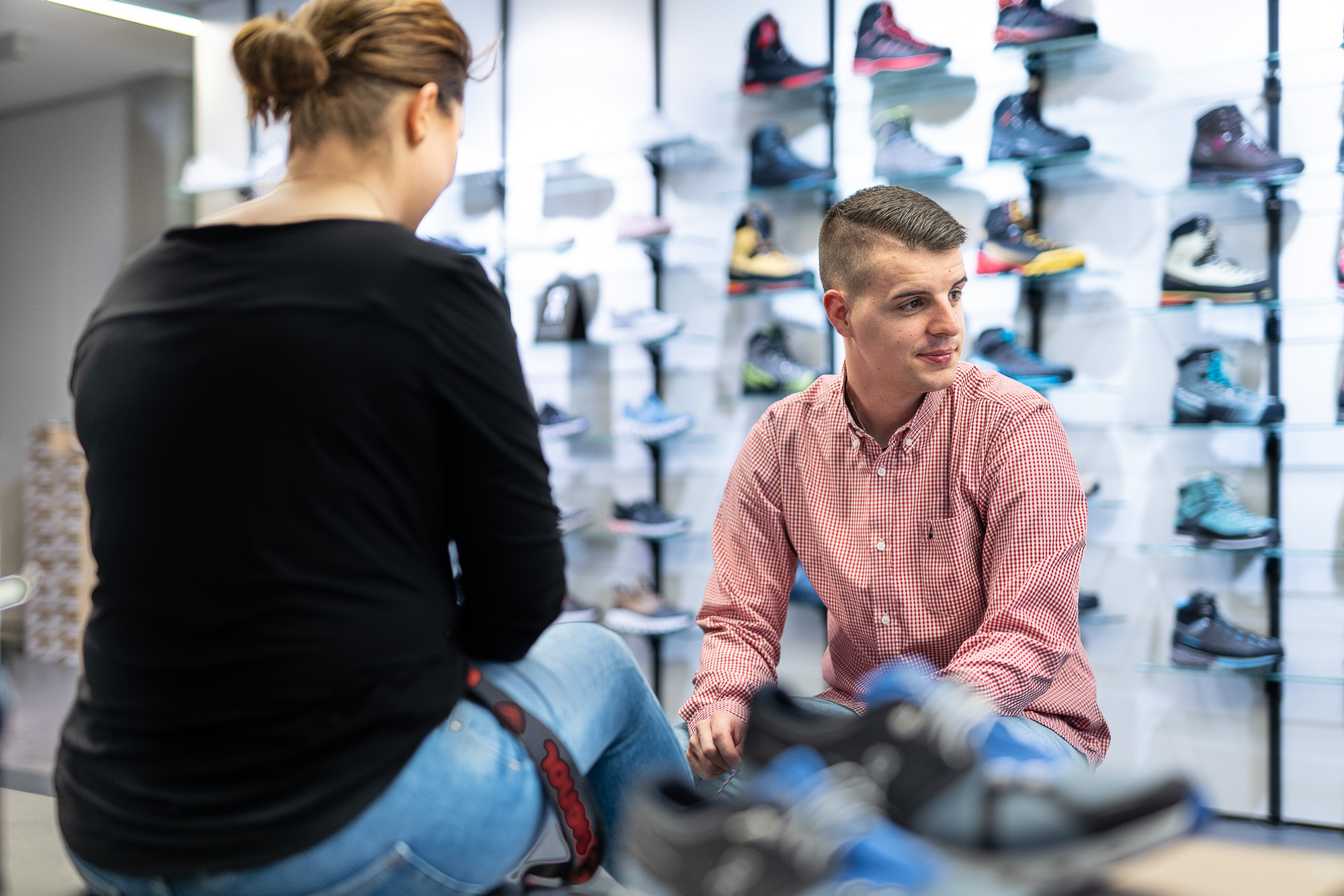 Adrian Wiprächtiger beim Verkaufsgespräch in einer Filiale
