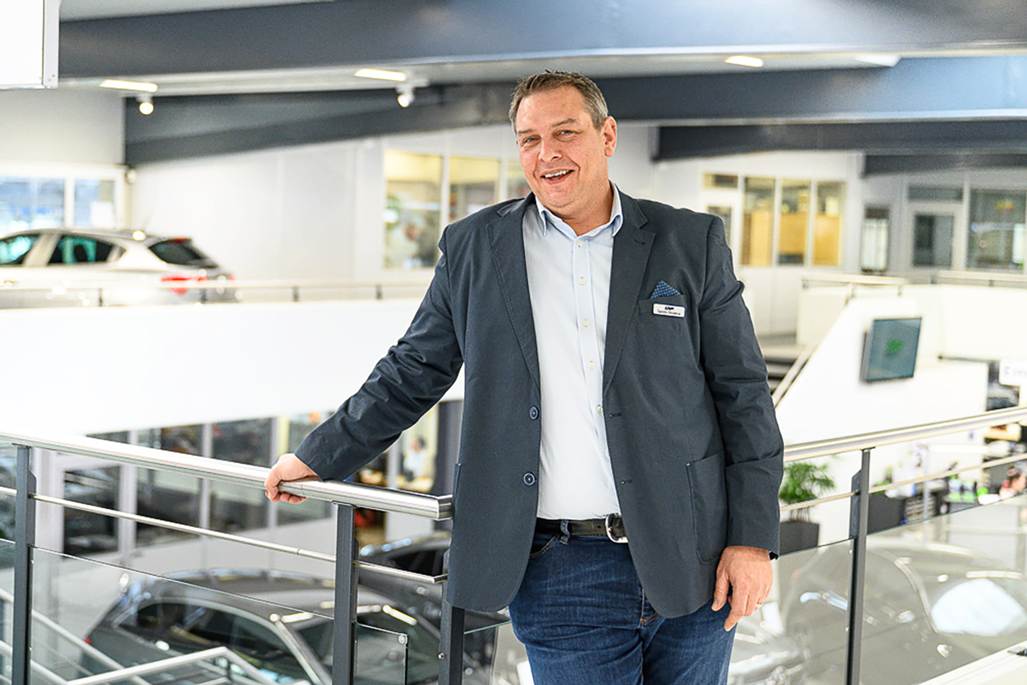 Sandro Studerus lehnt sich an ein Geländer im Autohaus Sandro Studerus lehnt sich an ein Geländer im Autohaus