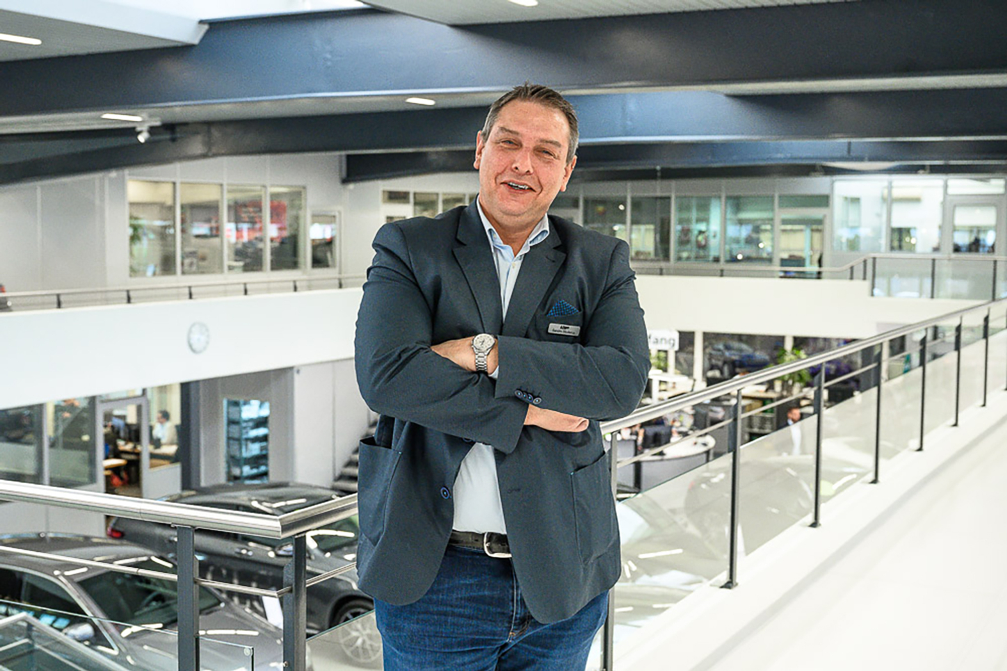 Sandro Studerus schaut mit verschränkten Armen in die Kamera und lächelt Sandro Studerus schaut mit verschränkten Armen in die Kamera und lächelt