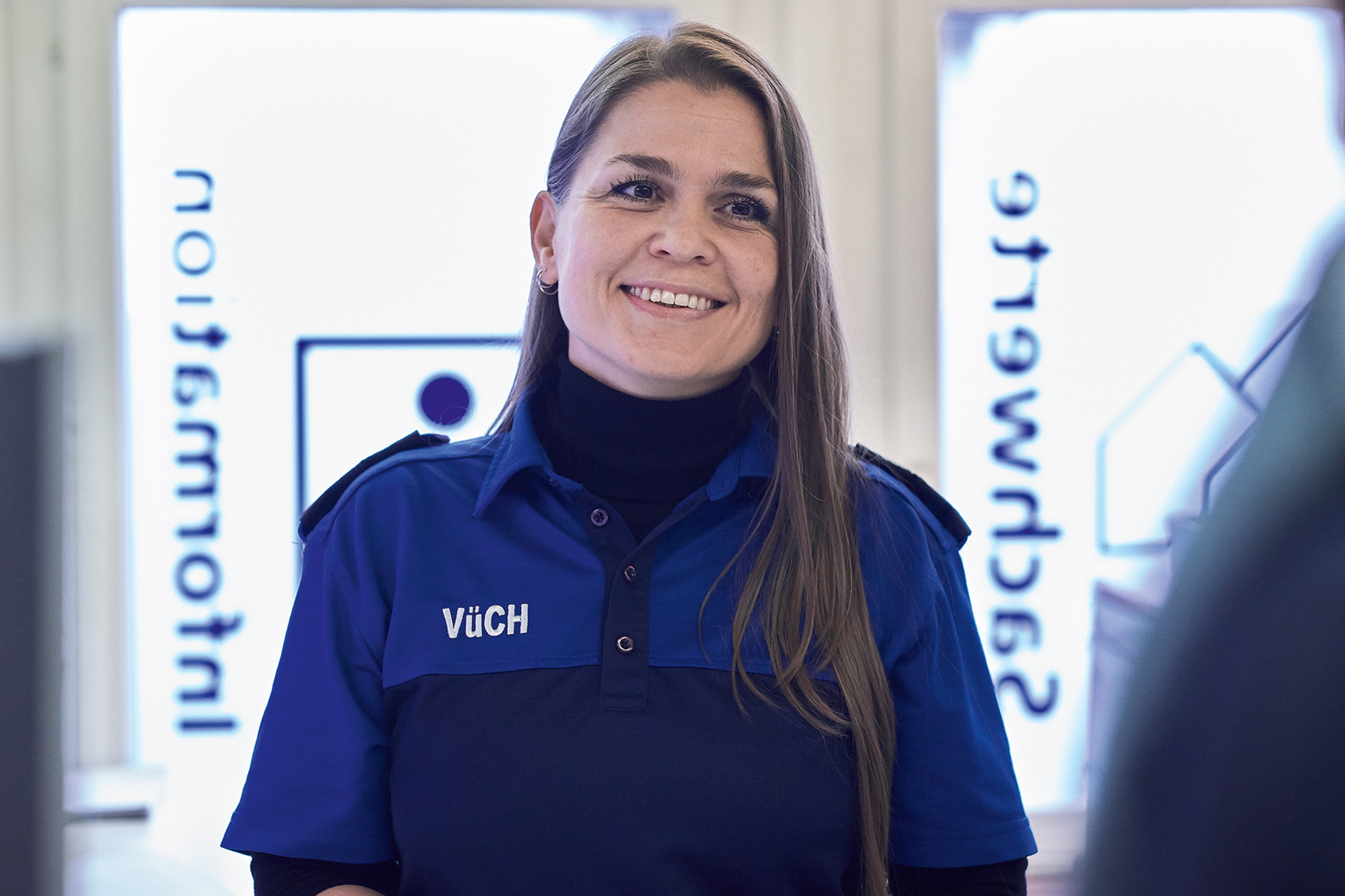 Isamete Asani im Gespräch mit einem Arbeitskollegen