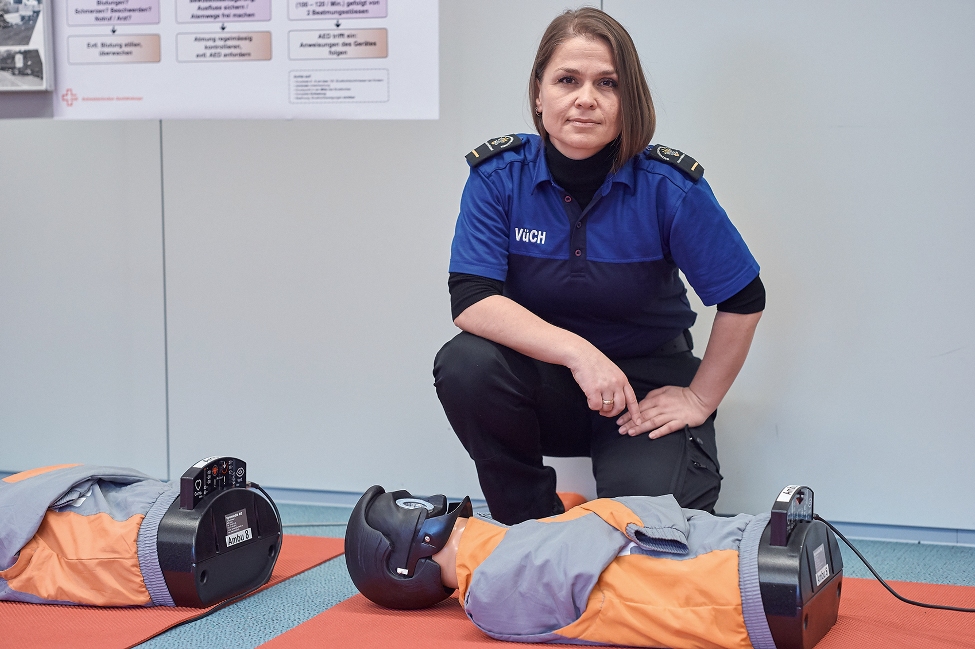 Isamete Asani bei der Übung als Nothelferin mit Puppen
