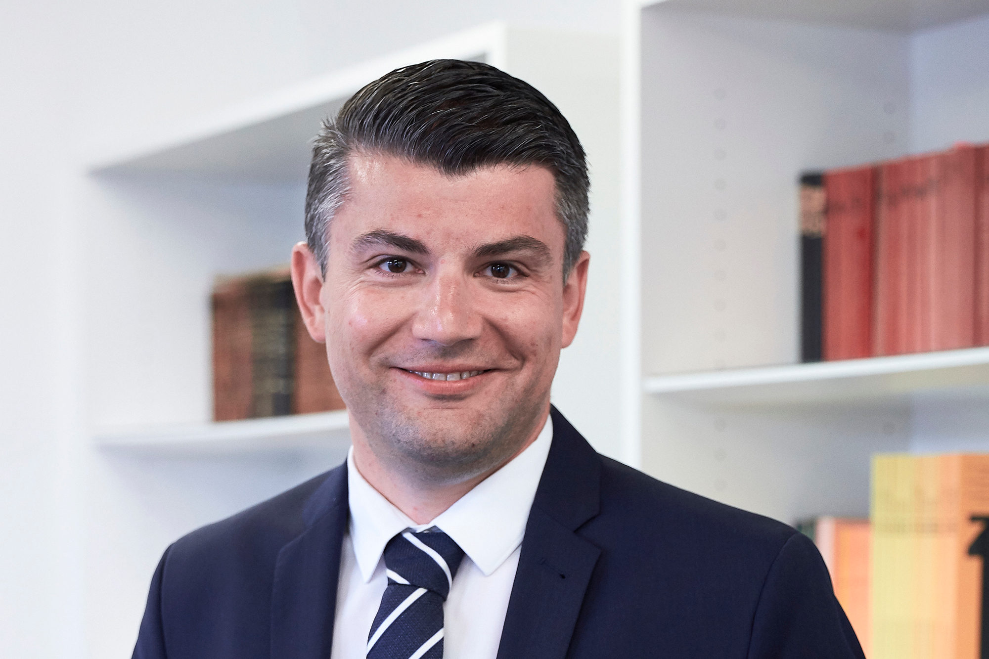 Bogdan Todic steht vor der Kamera und lächelt