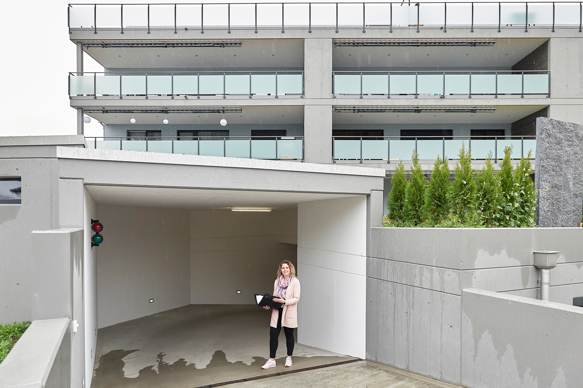 Claudia Strässle steht vor einer Tiefgarage eines Mehrfamilienhauses