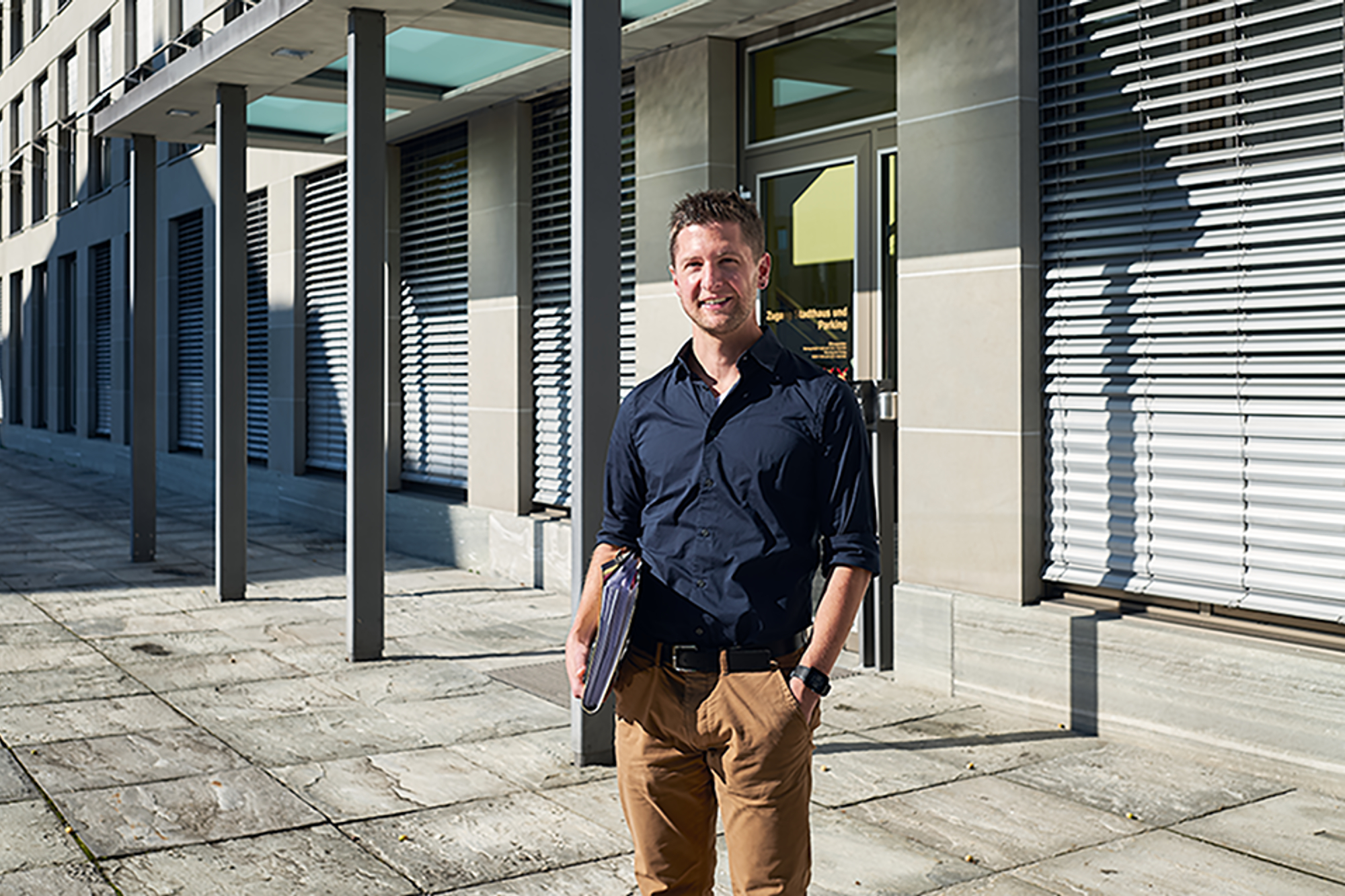 Stefan Eberhard steht vor dem Geschäft und schaut in die Kamera