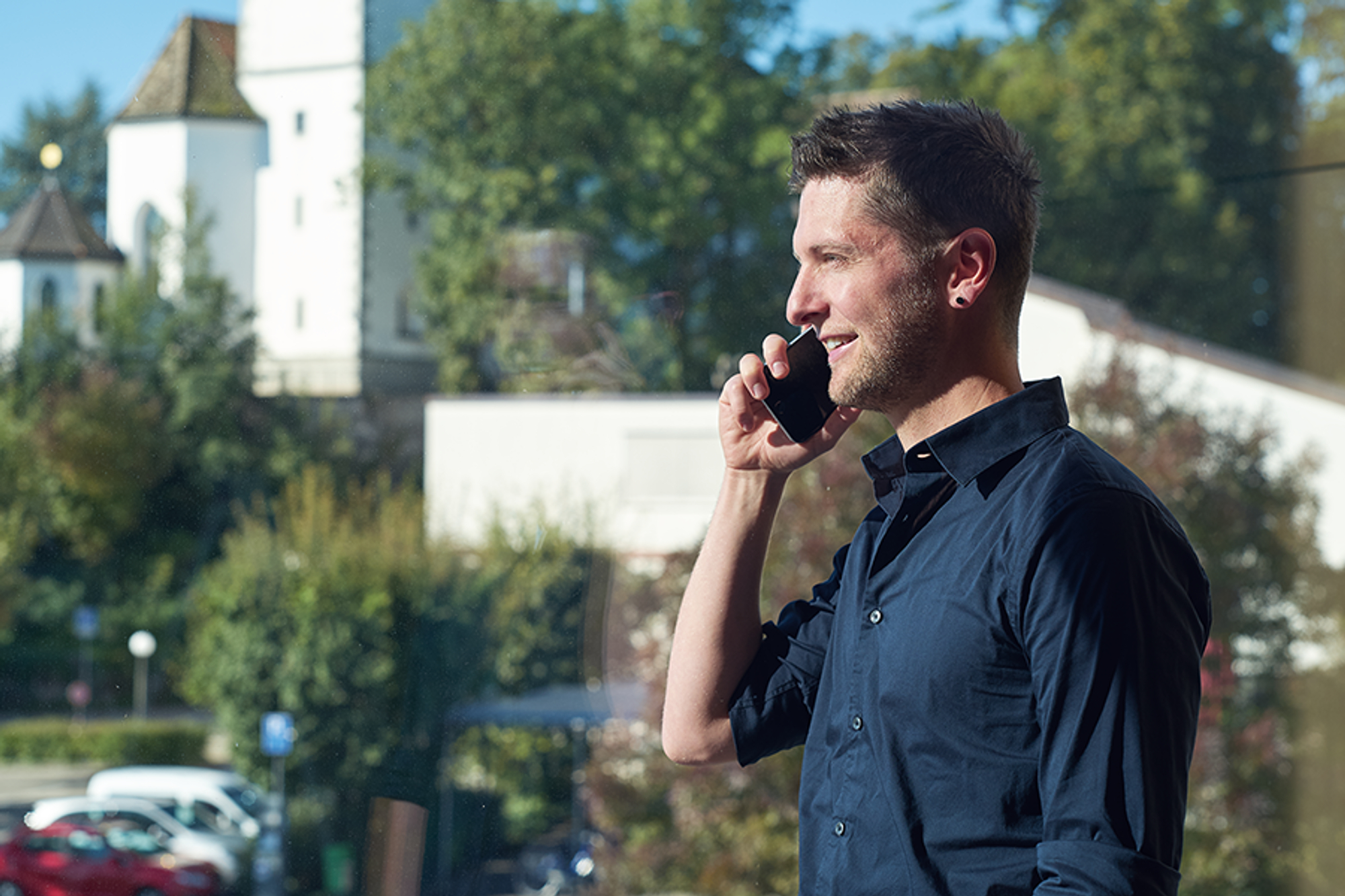 Stefan Eberhard telefoniert mit seinem Handy