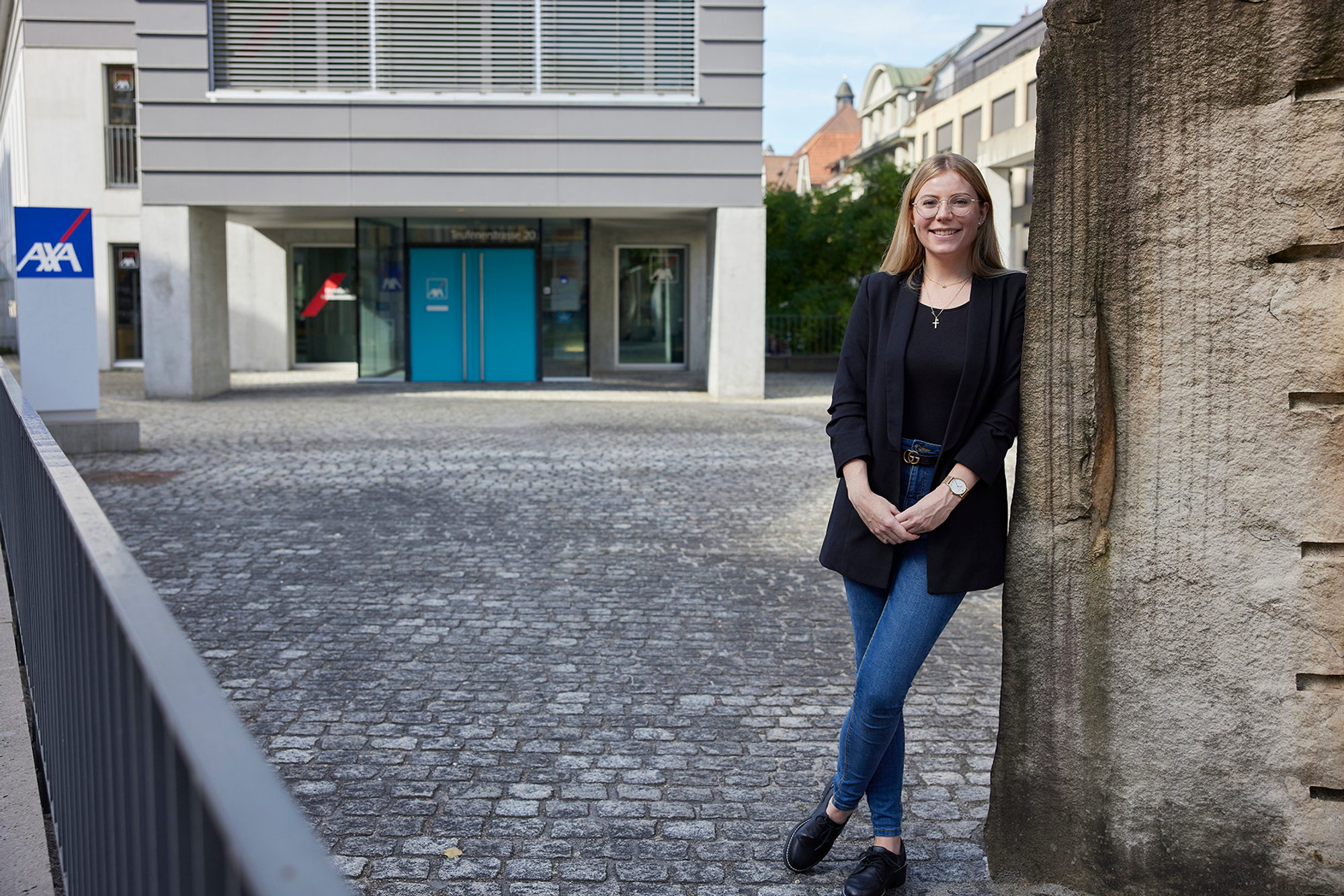 Sharon Gerster lehnt sich an eine Wand und posiert für die Kamera