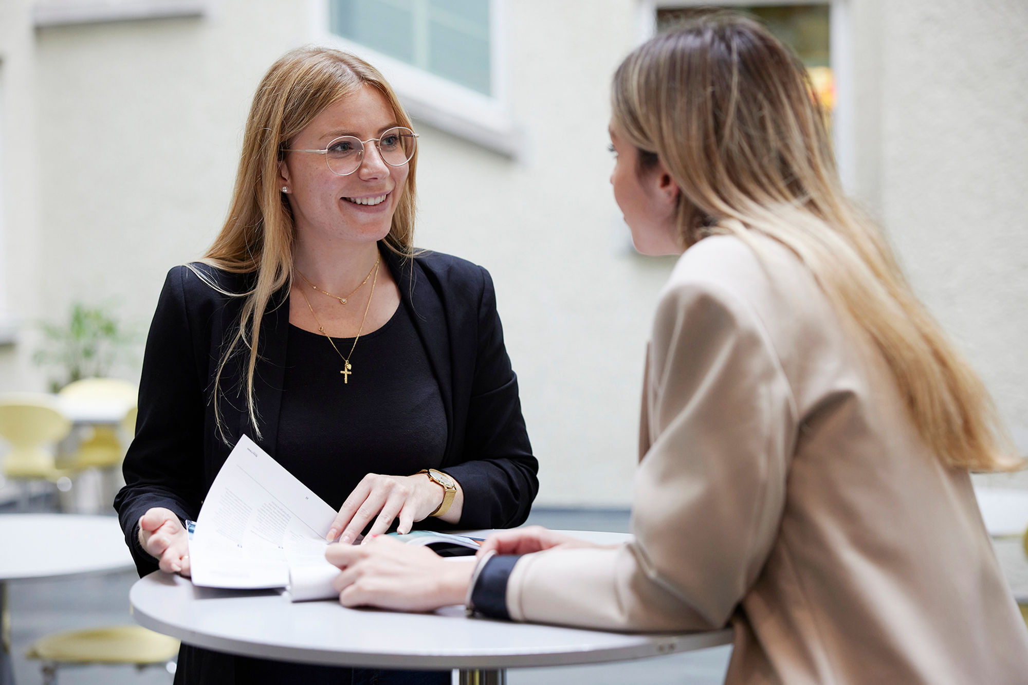 Sharon Gerster im Gespräch an einem Stehtisch mit einer Mitarbeiterin