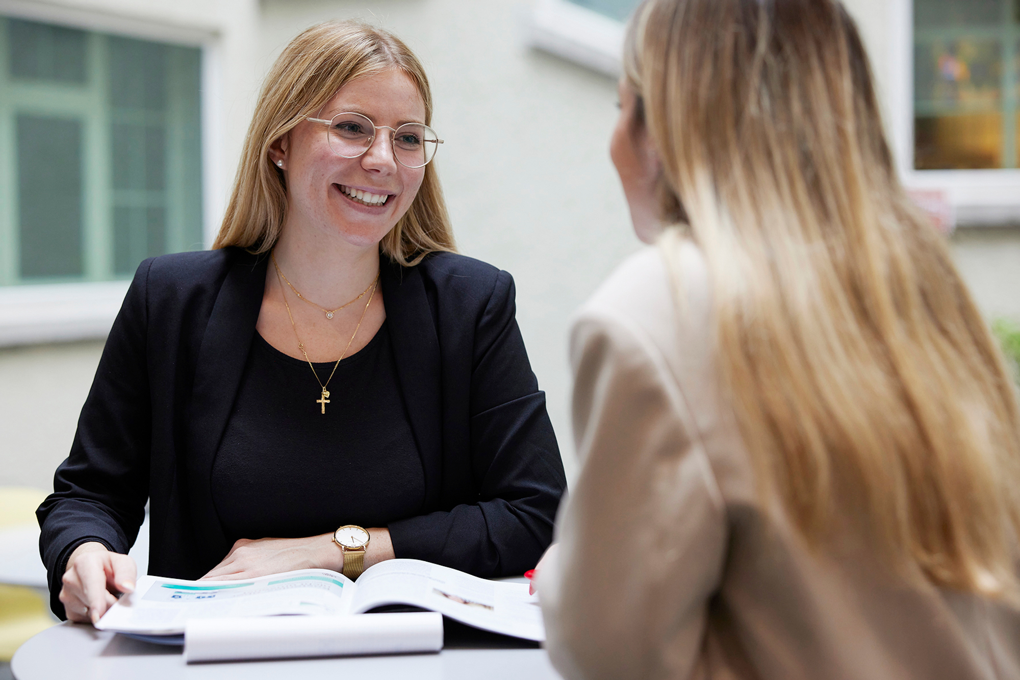 Sharon Gerster im Gespräch mit einer Mitarbeiterin