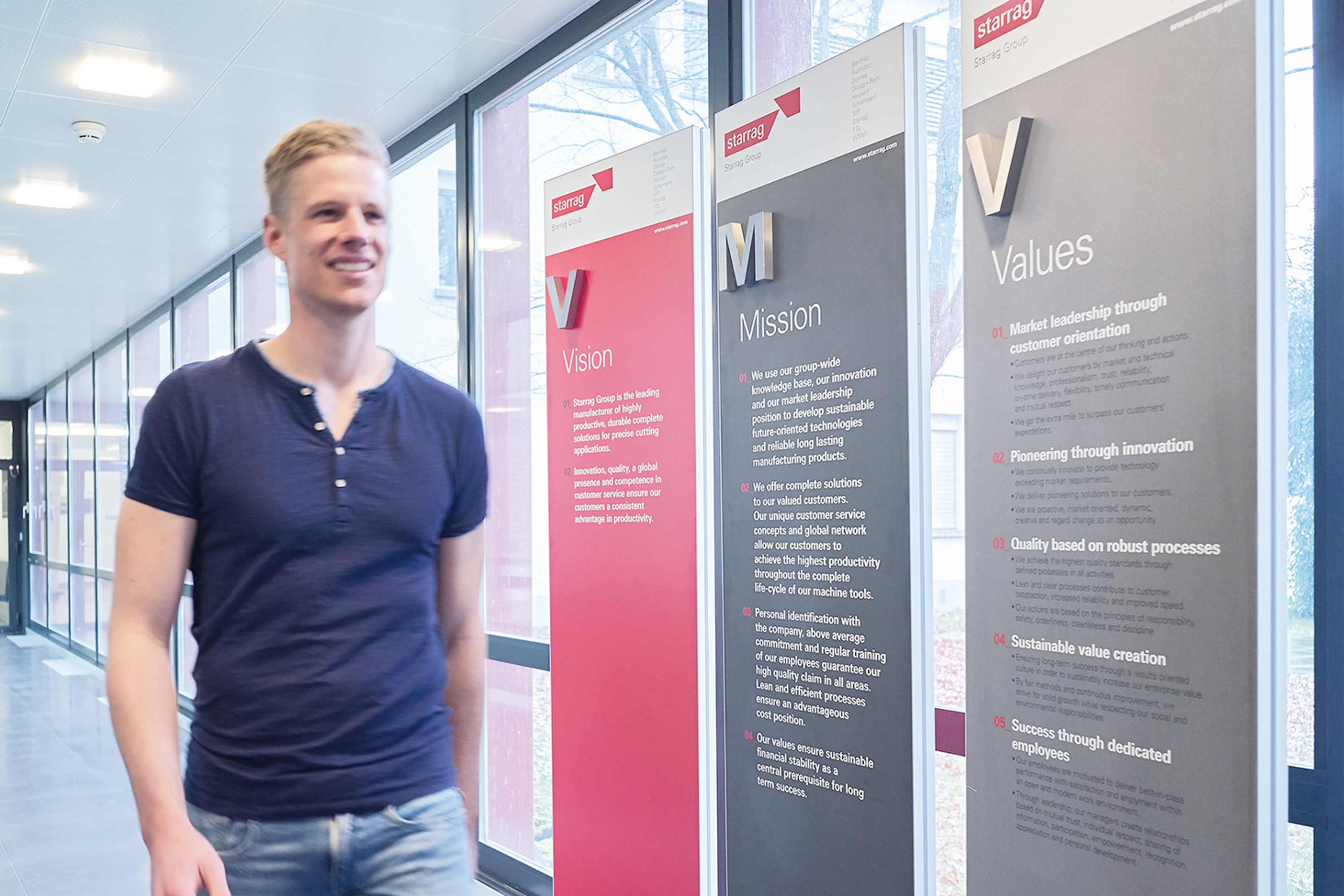 Kevin Scherrer läuft den Gang entlang in seinem Geschäft