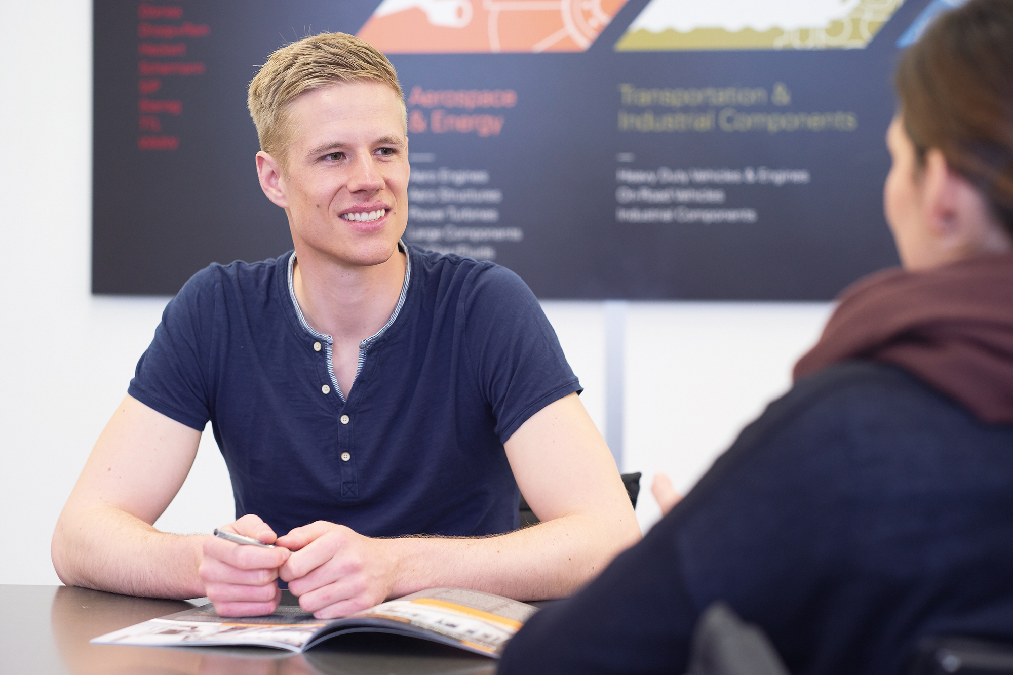Kevin Scherrer beim Beratungsgespräch mit einer Kundin