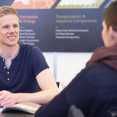 Kevin Scherrer beim Beratungsgespräch mit einer Kundin
