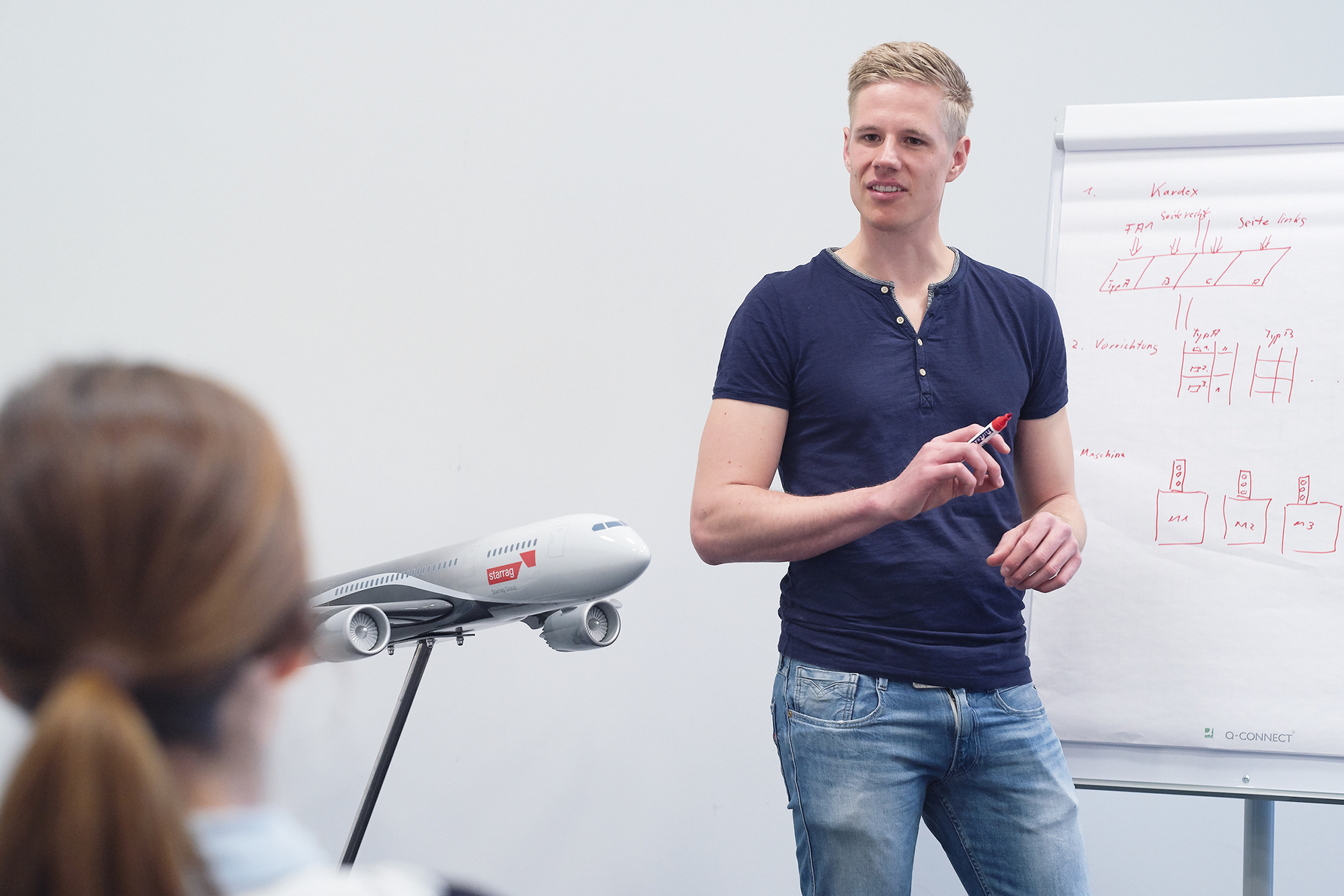 Kevin Scherrer hält eine Präsentation vor Kunden