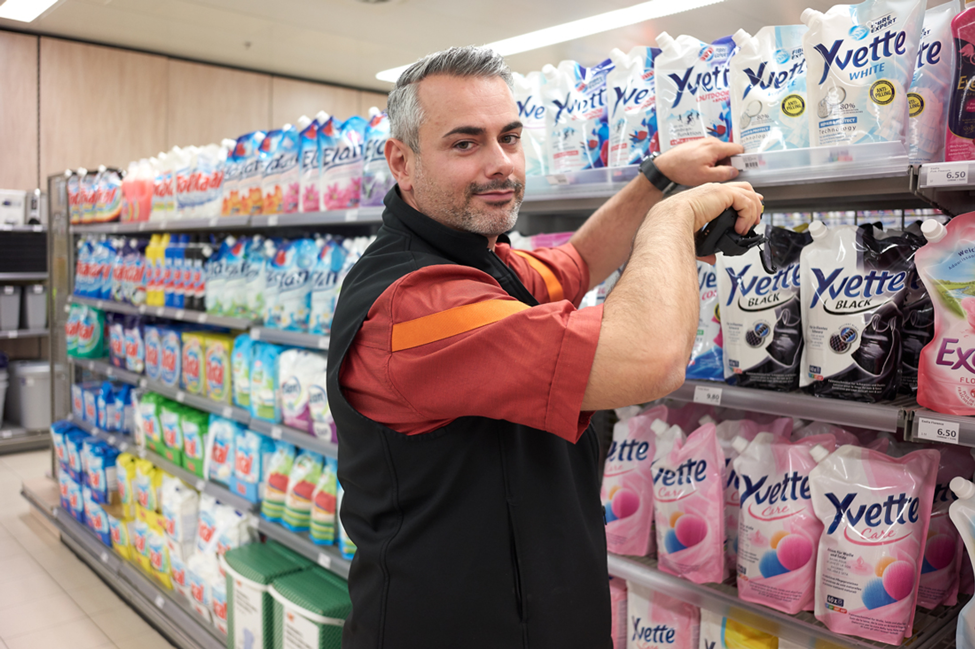 Peter Wild räumt ein Regal in einer Migros Filiale ein Peter Wild räumt ein Regal in einer Migros Filiale ein