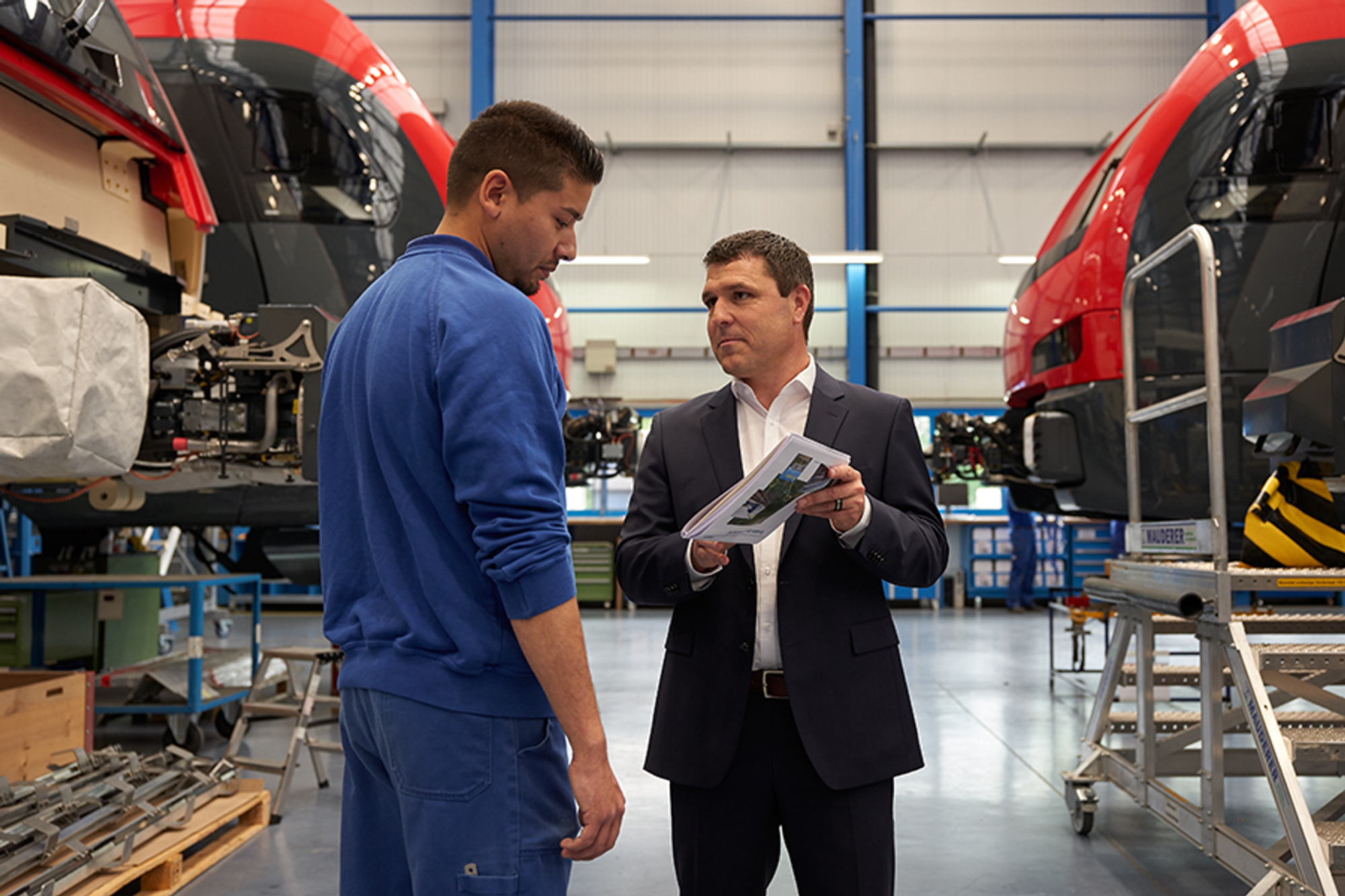Christoph Suter in der Produktion bei einem Briefing mit einem Produktionsmitarbeiter