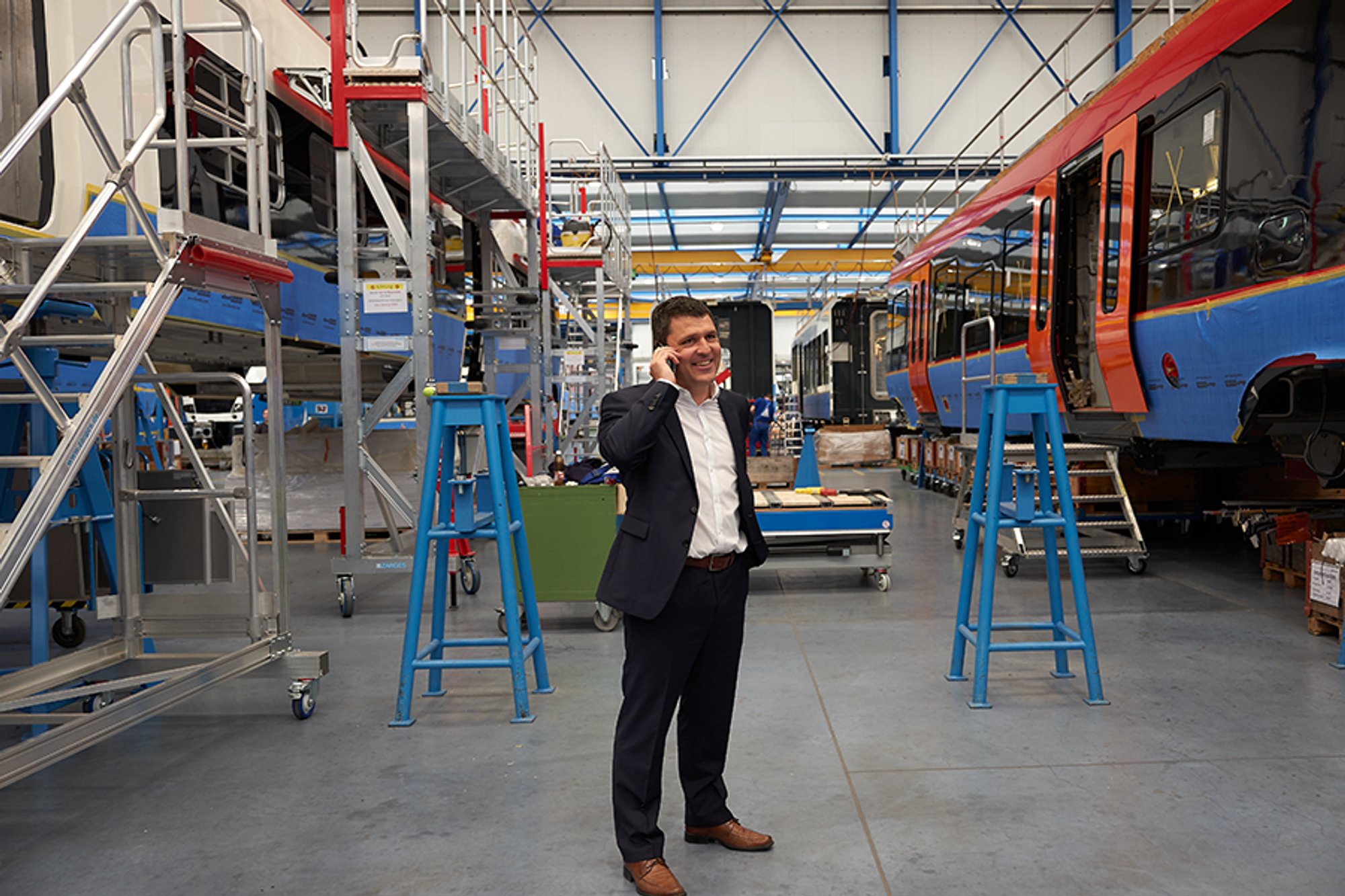 Christoph Suter steht in der Produktion von Stadler Rail