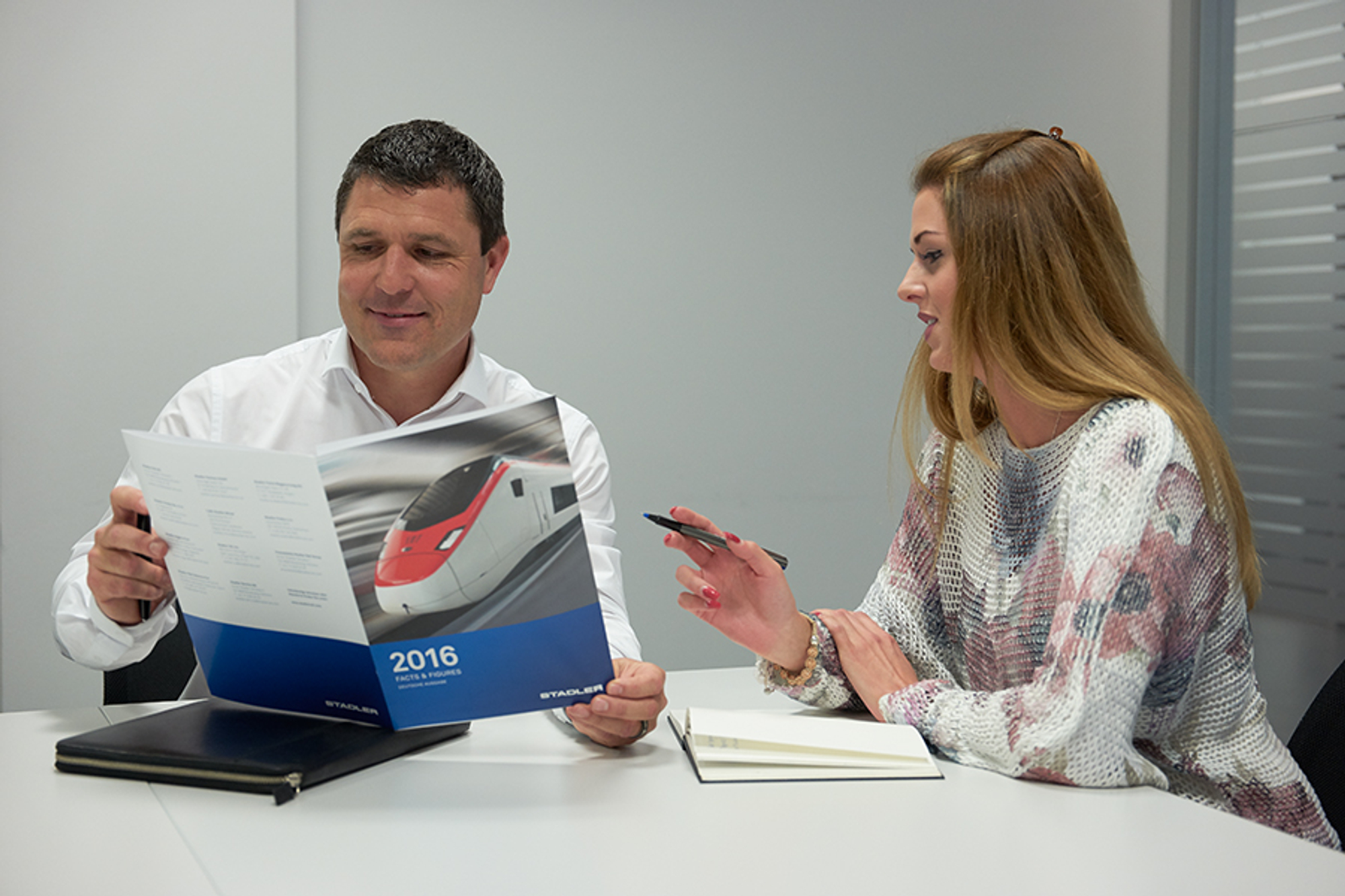 Christoph Suter in einem Meeting mit einer Arbeitskollegin