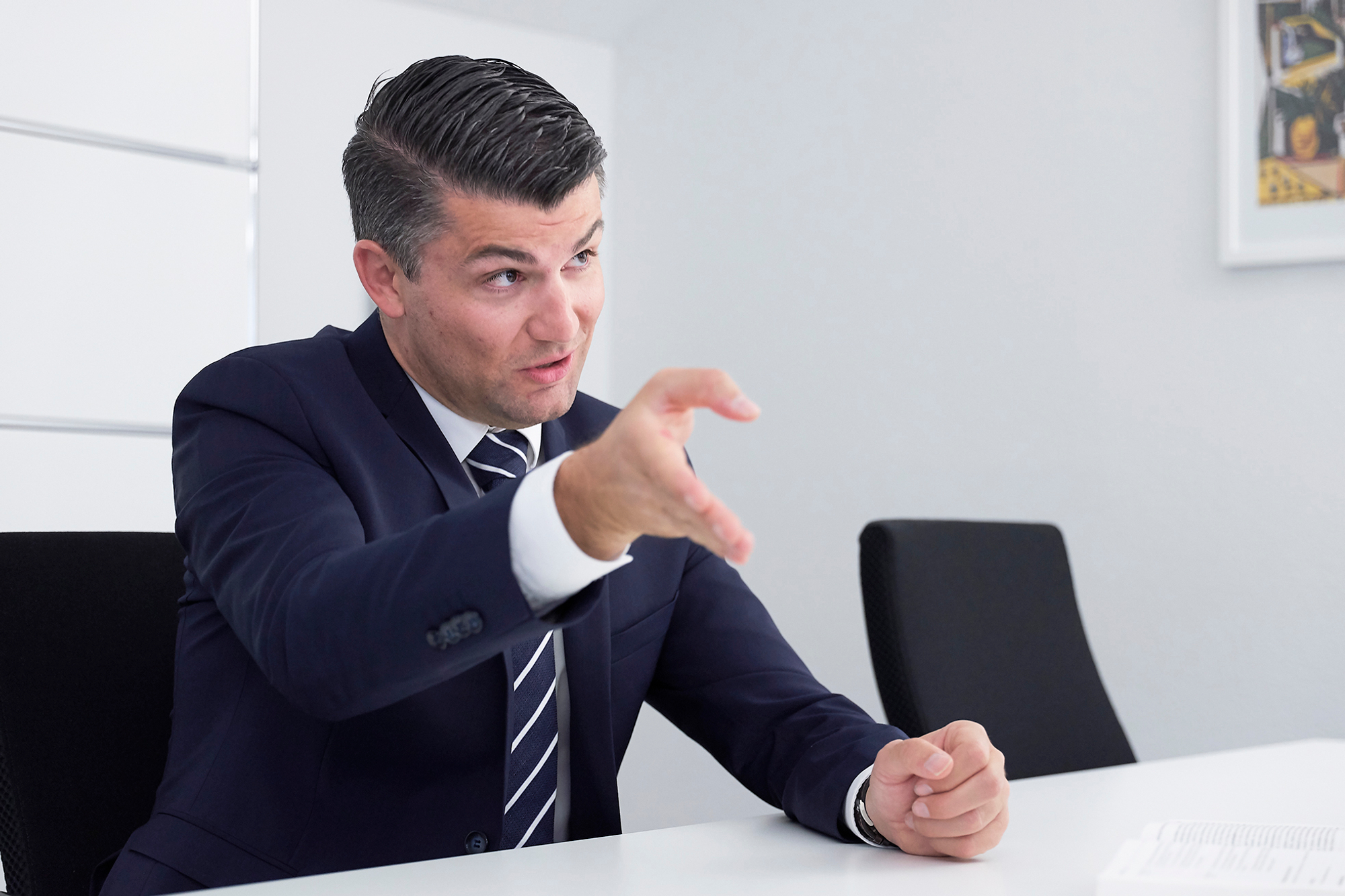 Bogdan Todic ist in einem Meeting und gestikuliert