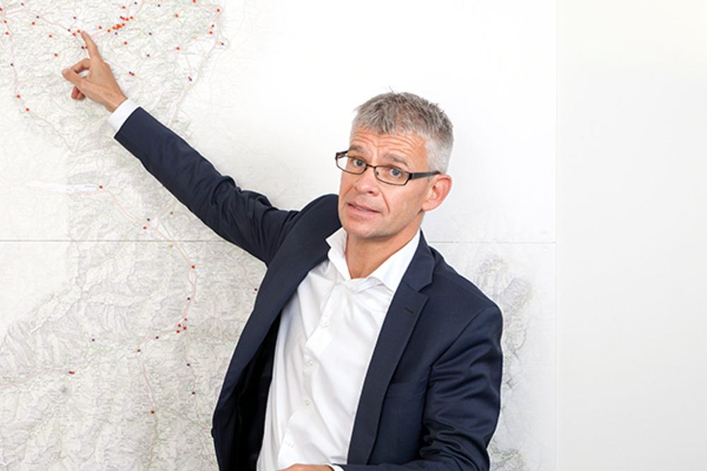 Marcel Haener zeigt die Migros Standorte auf einer Landkarte