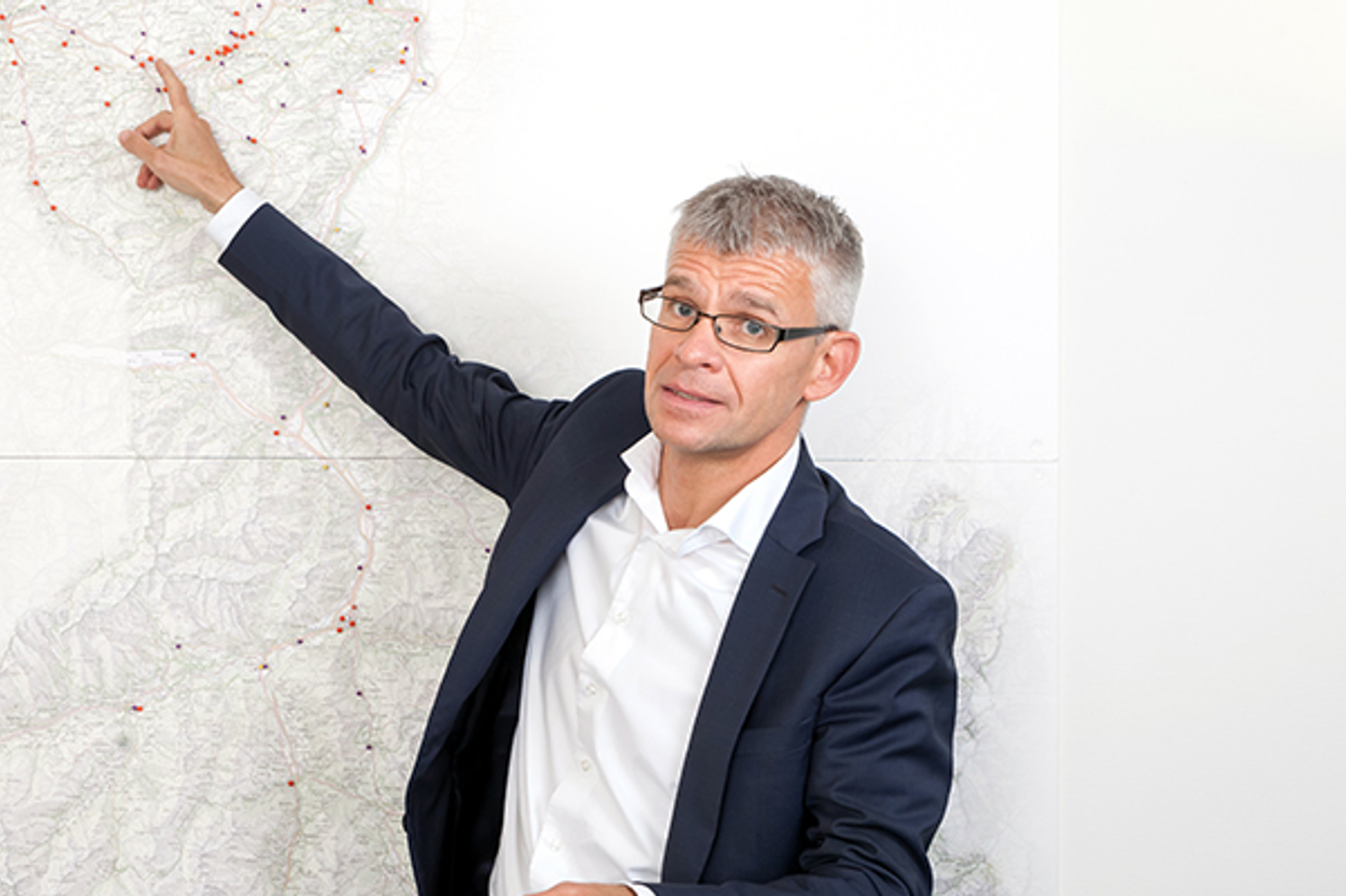 Marcel Haener zeigt die Migros Standorte auf einer Landkarte