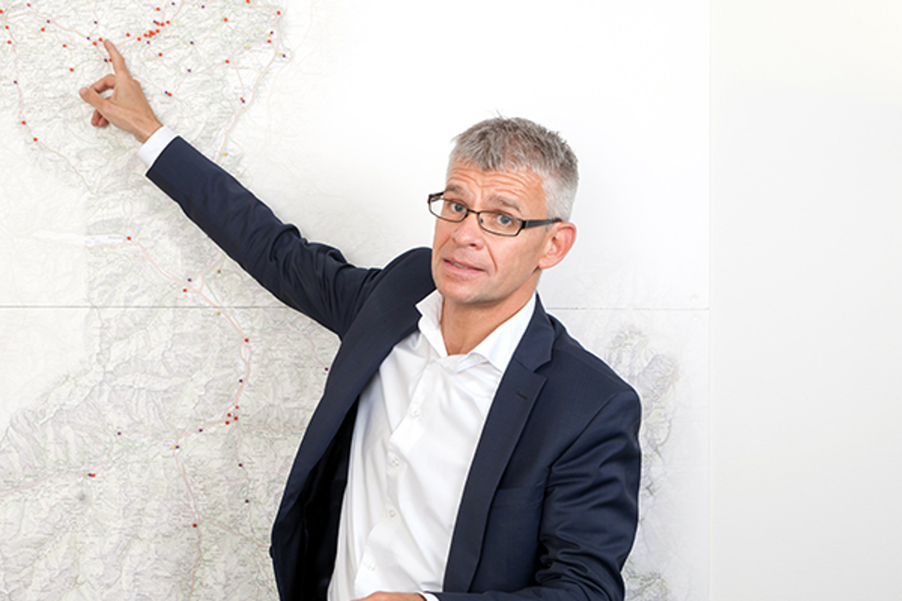 Marcel Haener zeigt die Migros Standorte auf einer Landkarte