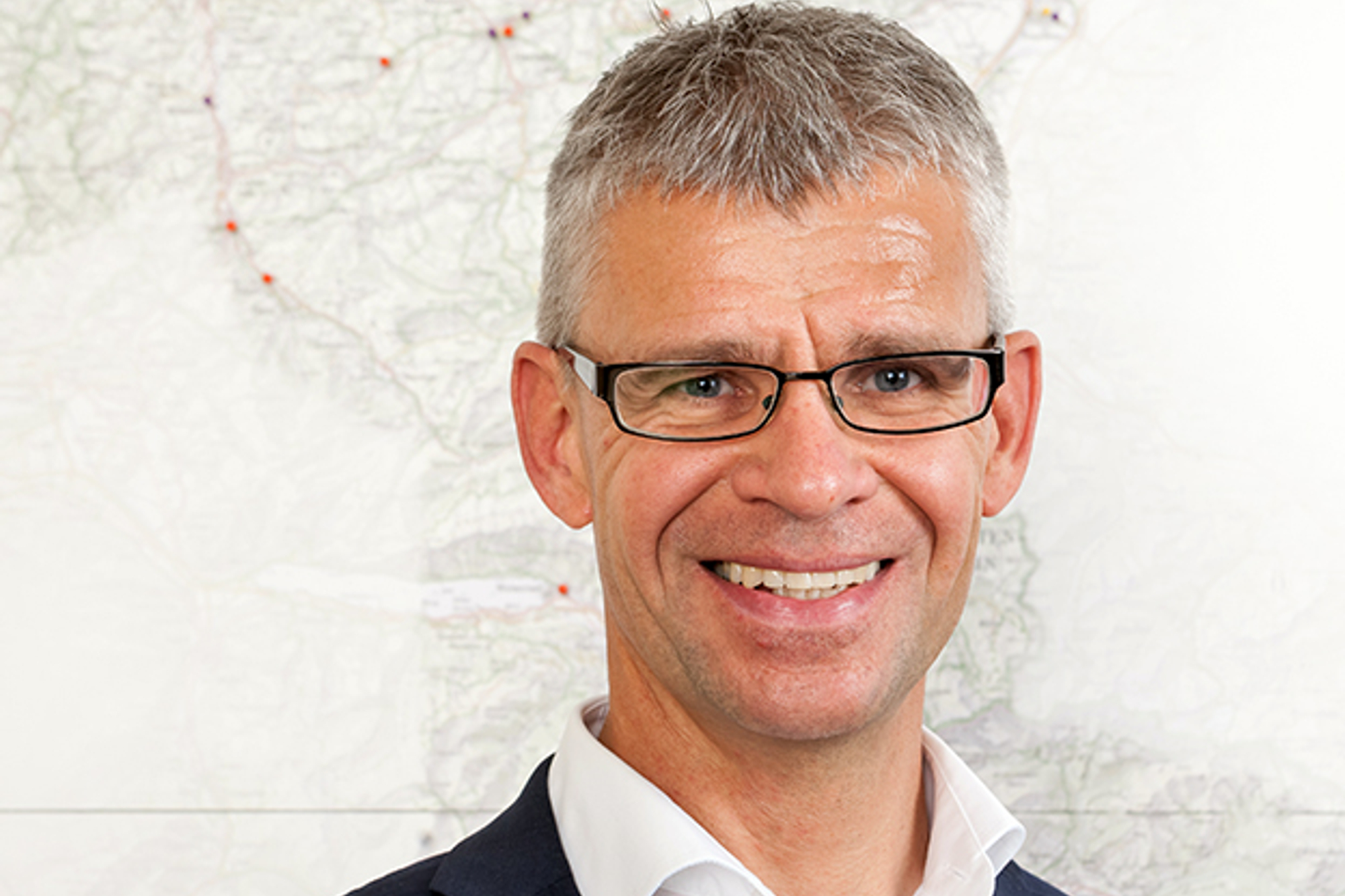 Marcel Haener schaut in die Kamera und lächelt