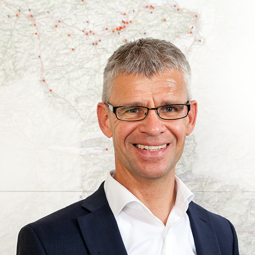 Marcel Haener schaut in die Kamera und lächelt