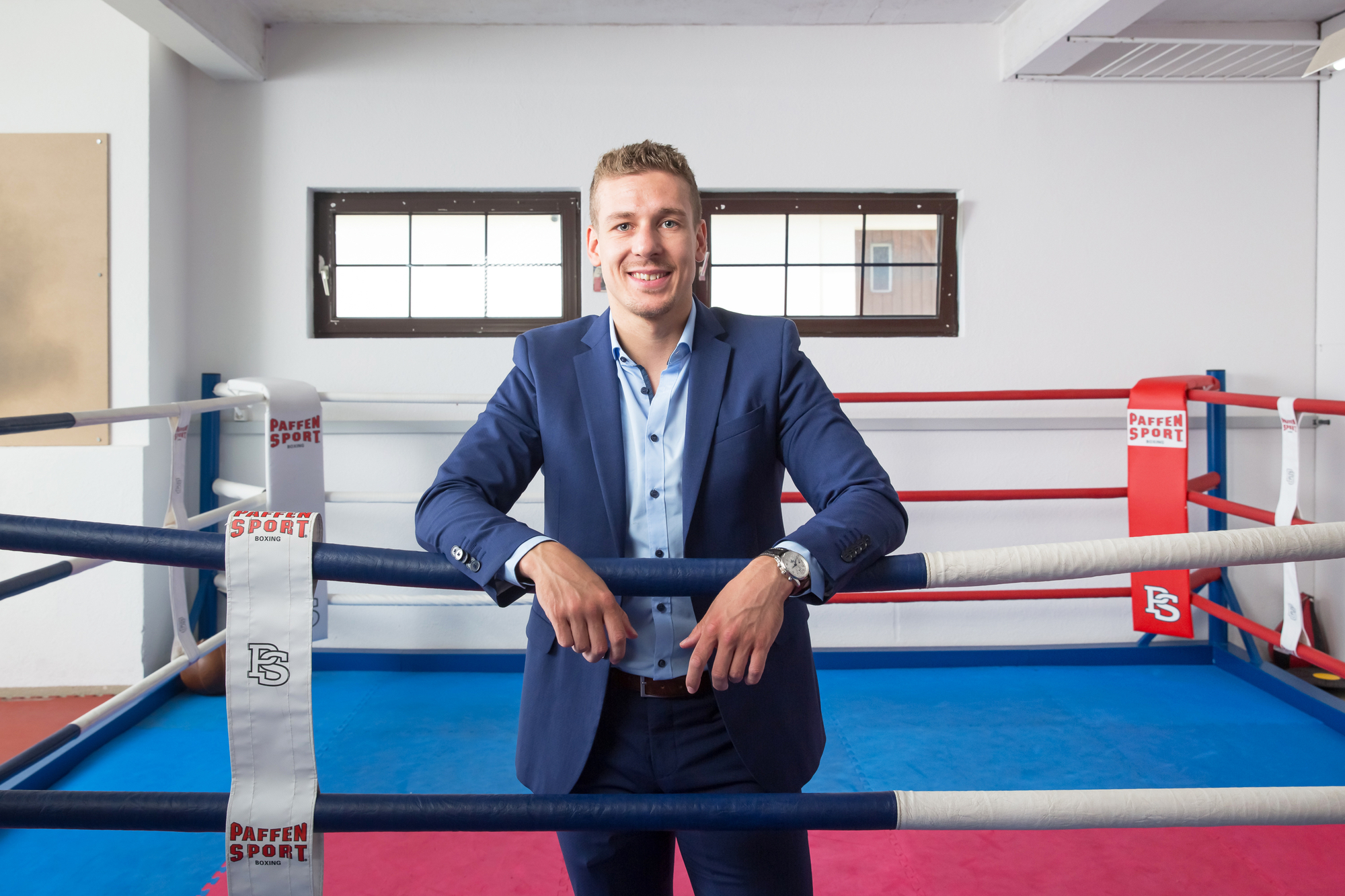 Zino Meuli steht im Boxring mit Anzug