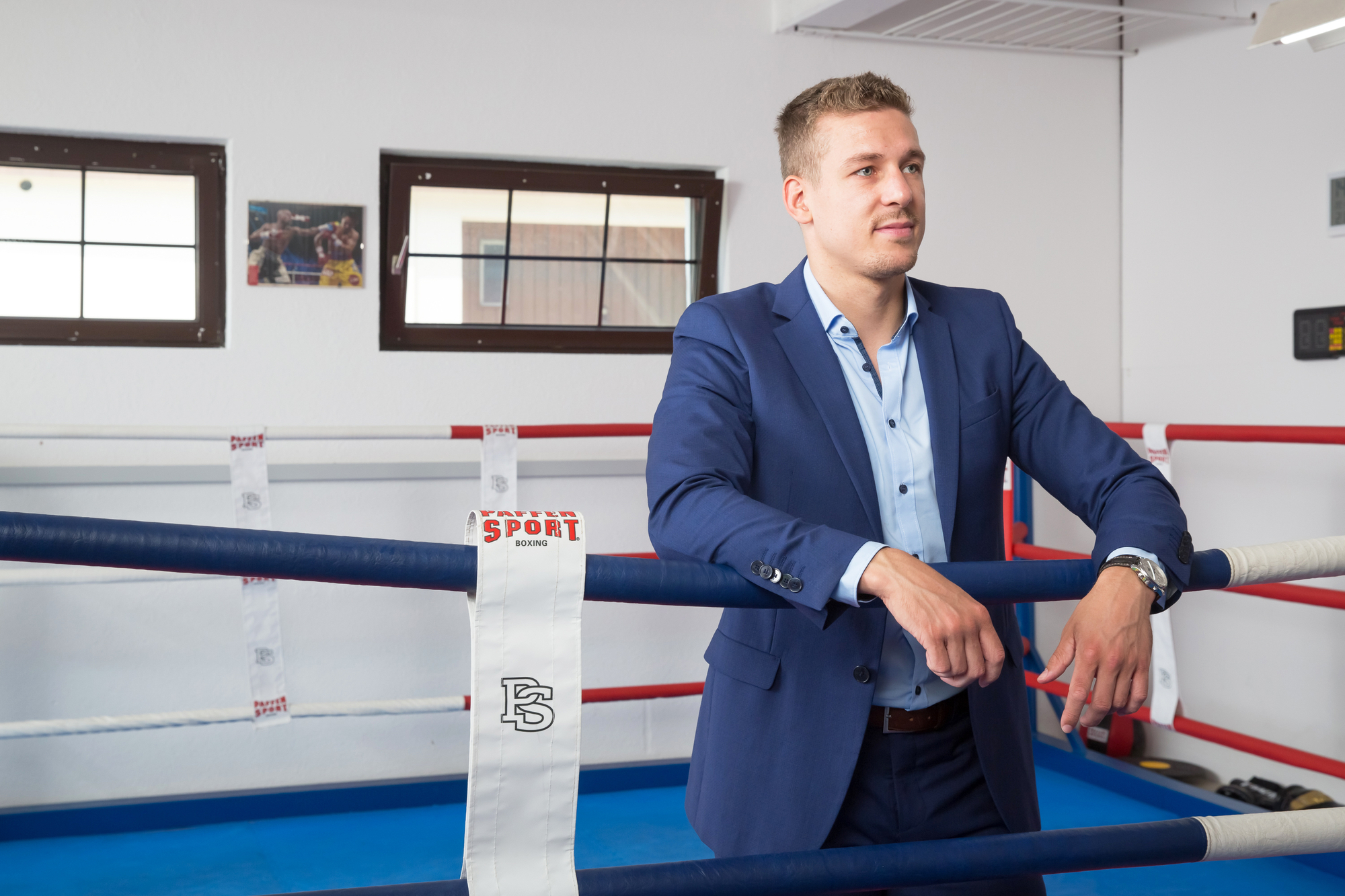 Zino Meuli steht mit Anzug im Boxring