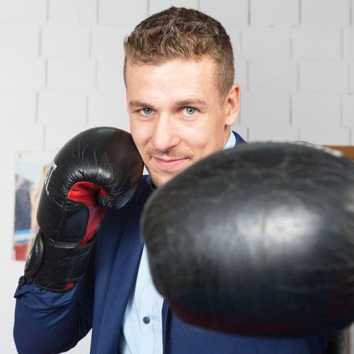 Zino Meuli Boxt gegen die Kamera und lächelt