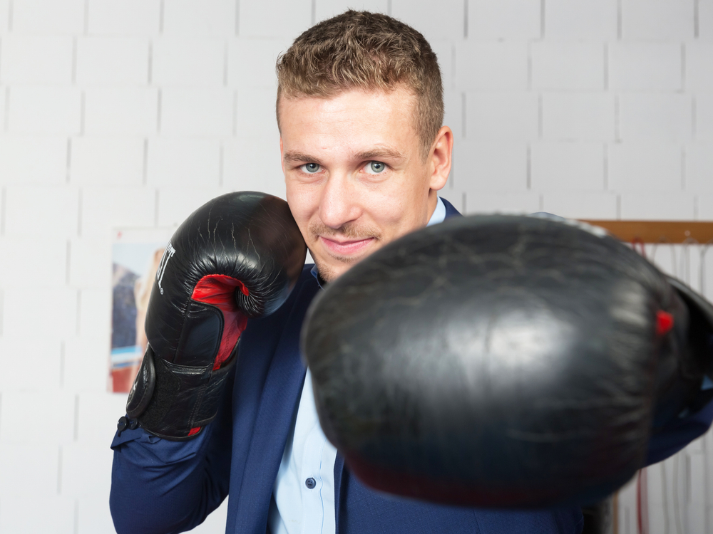 Zino Meuli Boxt gegen die Kamera und lächelt