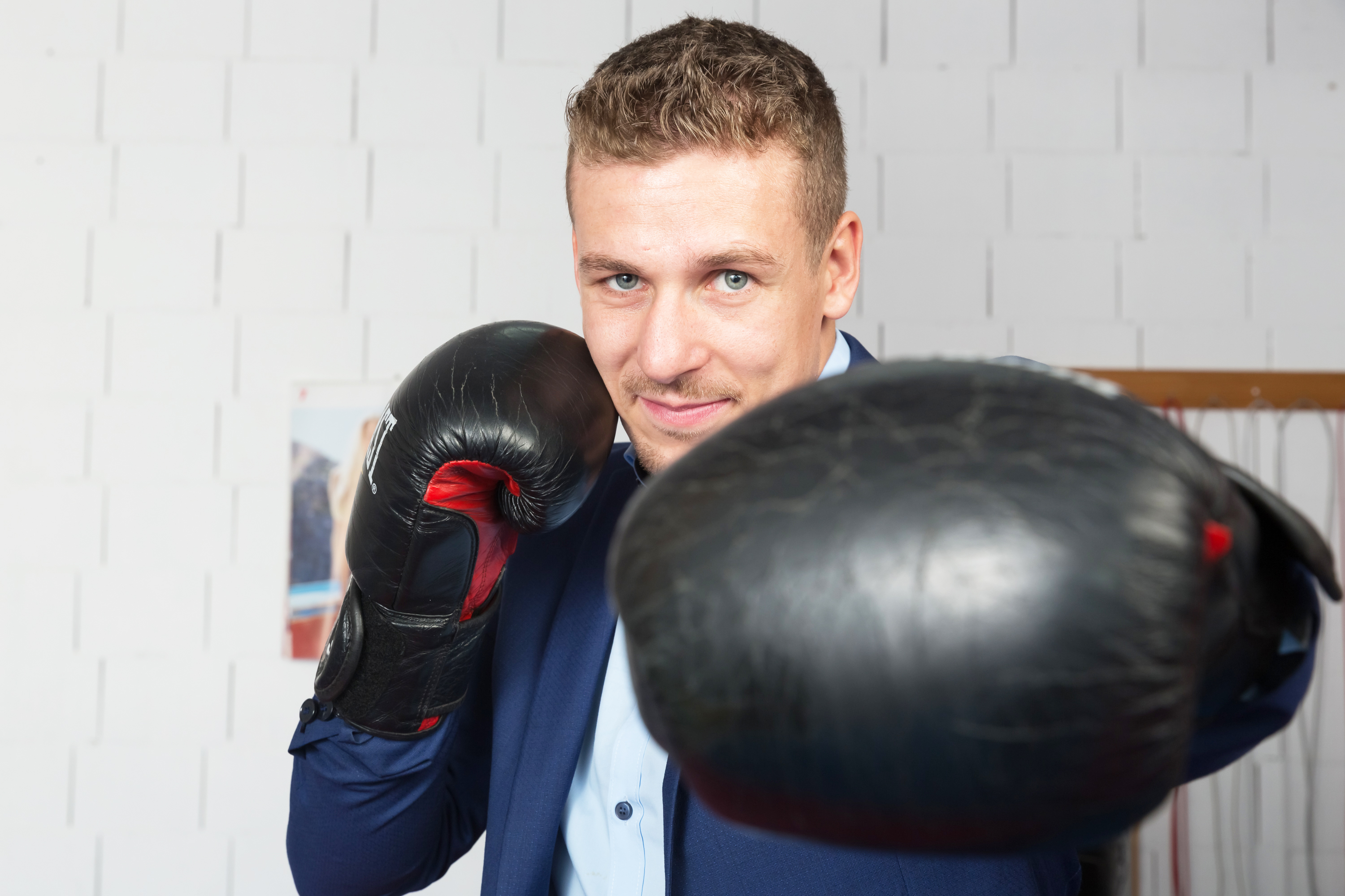 Zino Meuli Boxt gegen die Kamera und lächelt