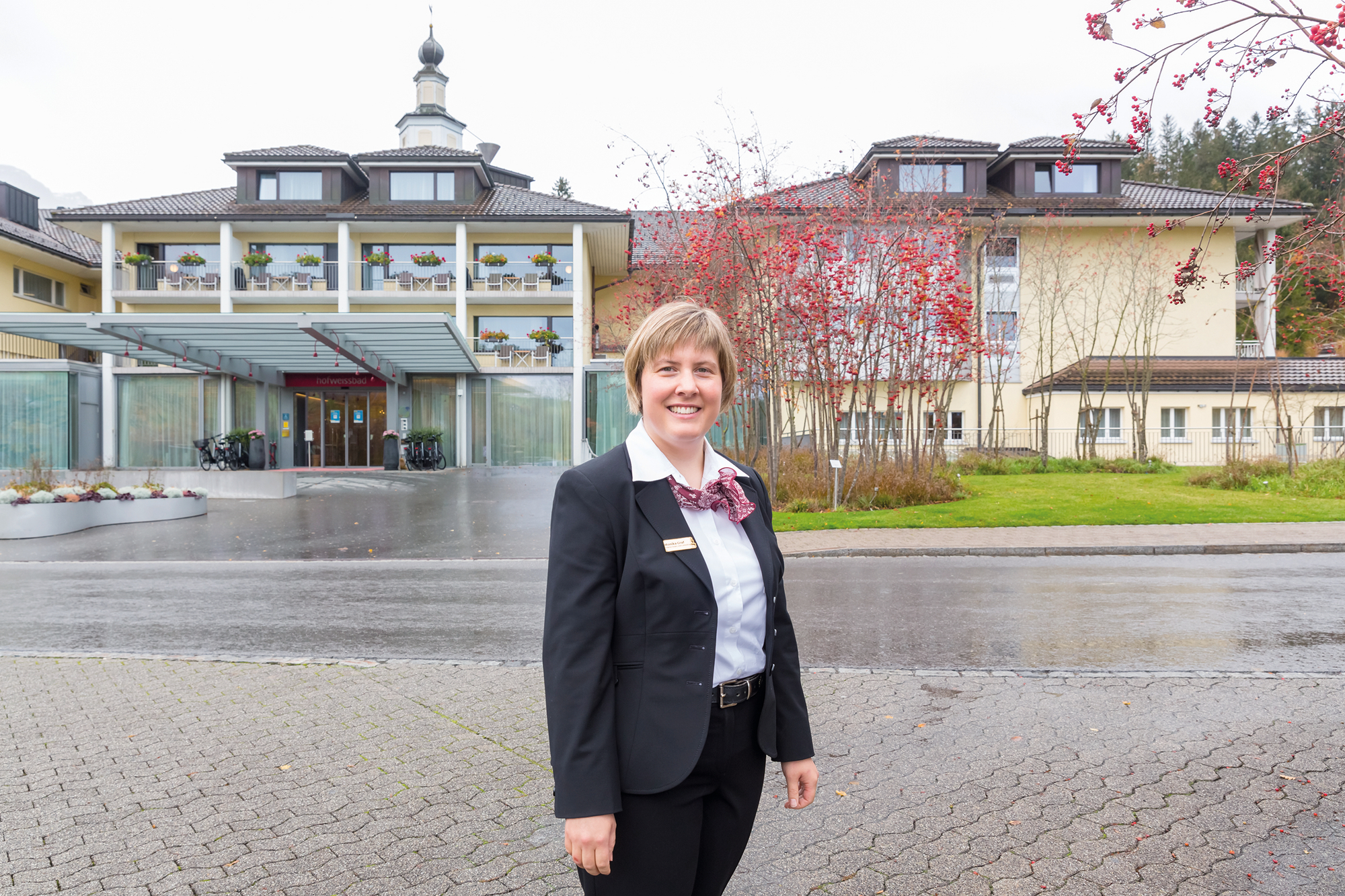 Monika Vetsch-Graf steht vor dem Hotel und lächelt in die Kamera
