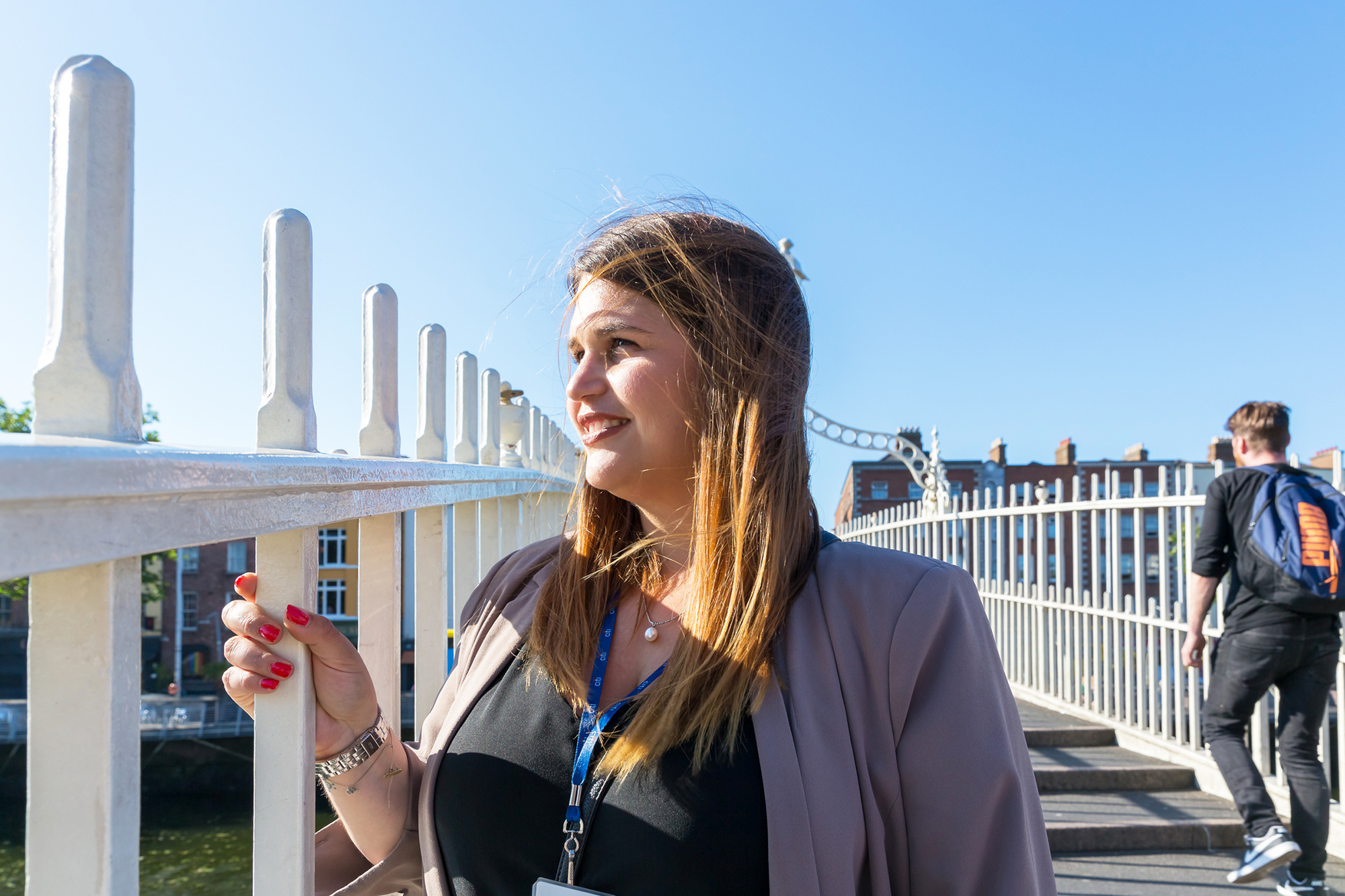 Ramona Wick steht in Dublin auf einer Brücke