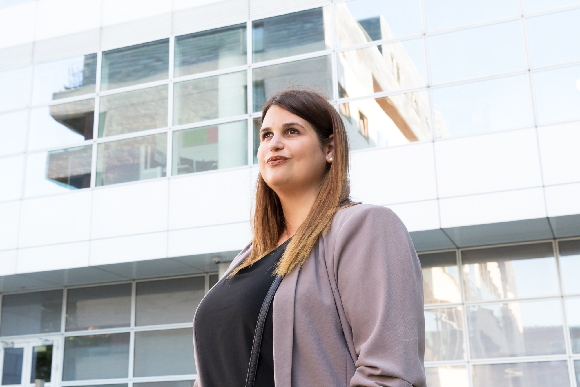 Ramona Wick steht in Dublin vor einem Gebäude