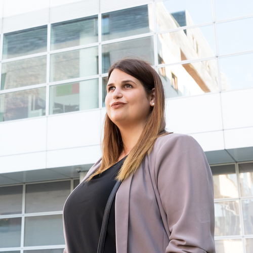 Ramona Wick steht in Dublin vor einem Gebäude