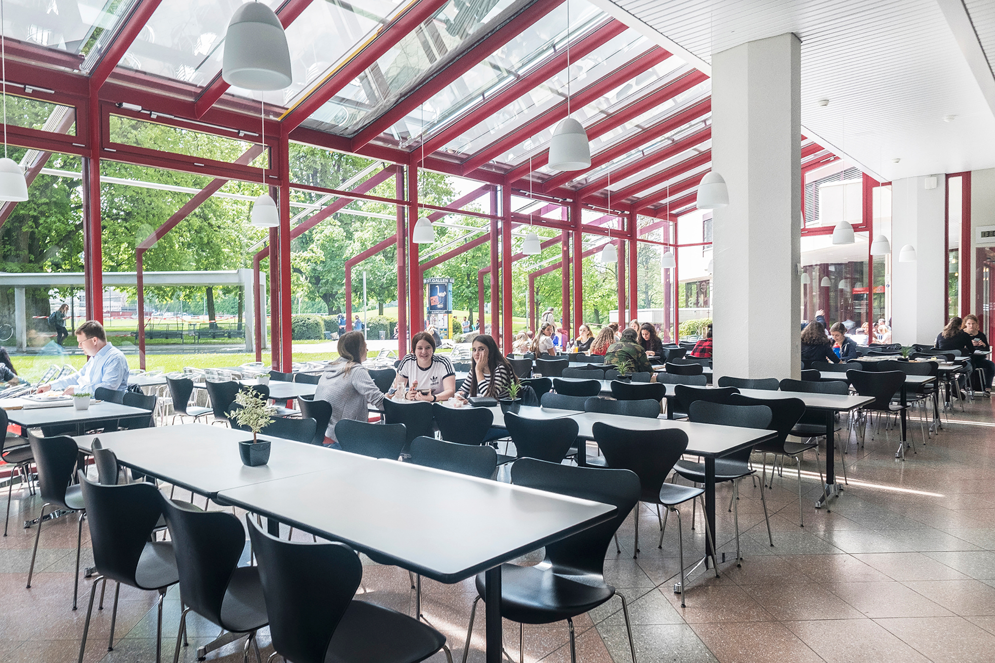 Ansicht der Mensa der Akademie St. Gallen mit Studierenden