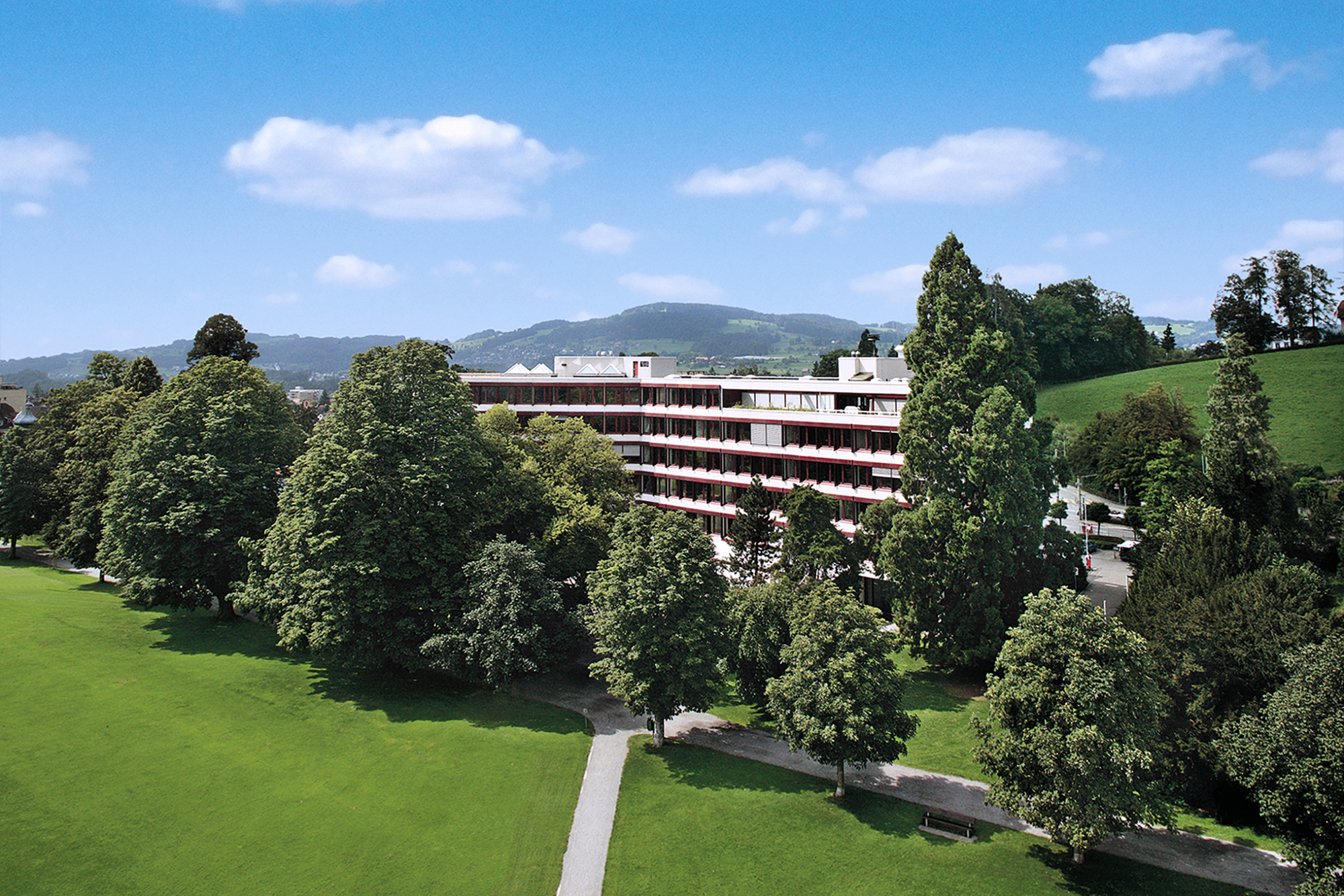 Das Schulhaus der Akademie in Mitten von Bäumen